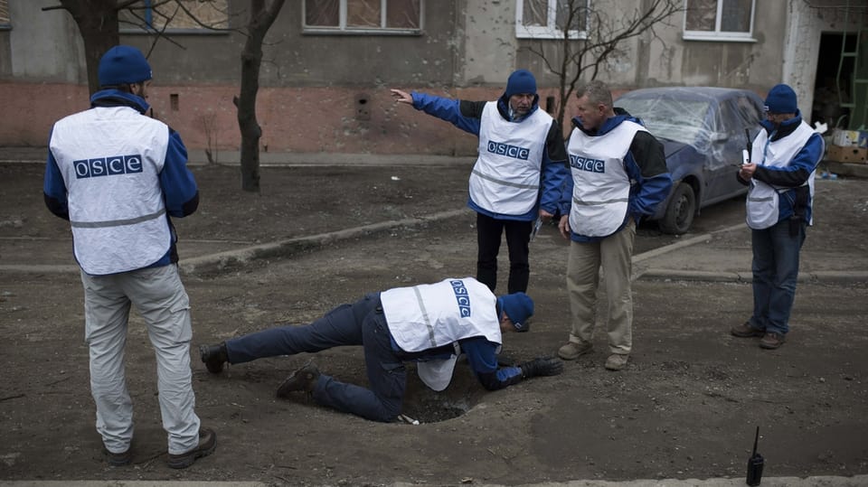 Collavuraturs da l'OSCE en acziun.