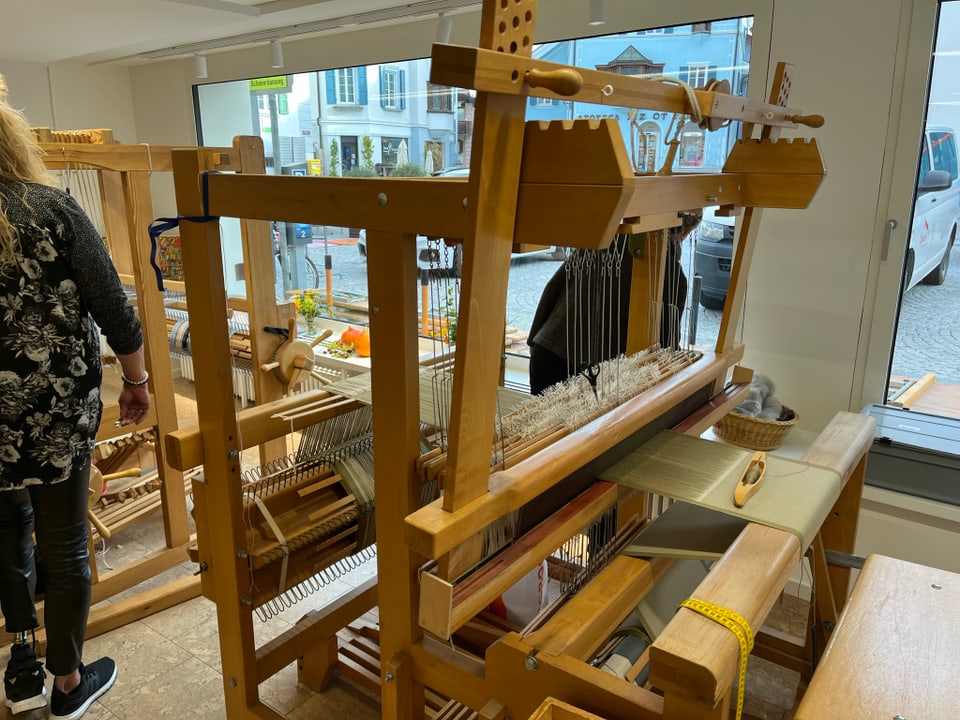 Ein Webstuhl der insgesamt sechs im neuen Laden in Samedan. 