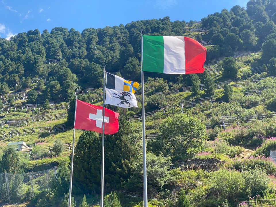 Bandieras da la Svizra, Grischun ed Italia.