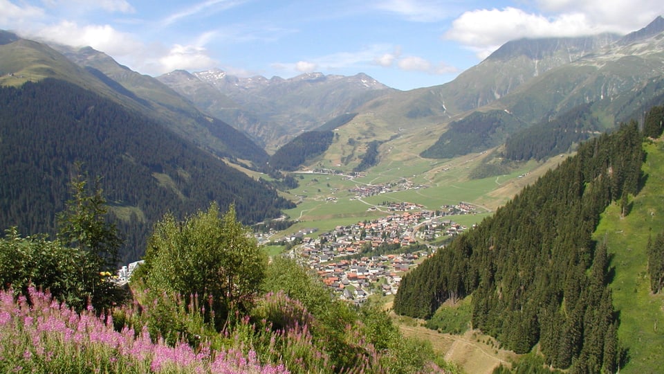 Ina vista totala da la val sisum la Surselva.