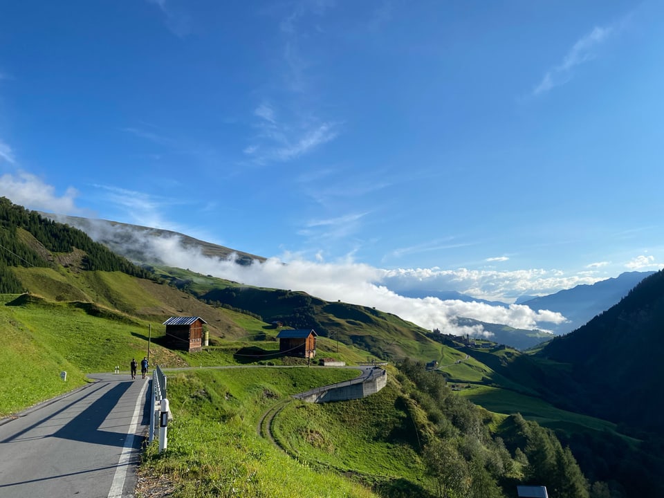 Val Lumnezia. Spundas verdas, ina via da betun sanester e tschiel blau