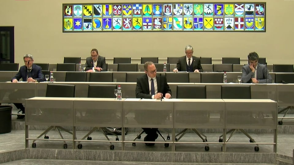 Purtret da la regenza grischuna durant ina conferenza da pressa. 