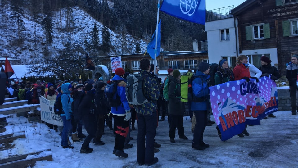 Ils demonstrants sa pinan. 