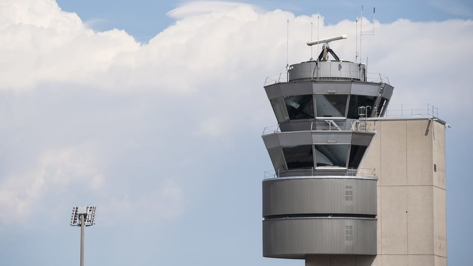 Tower cun centrala da controlla aviatica a Turitg-Kloten.