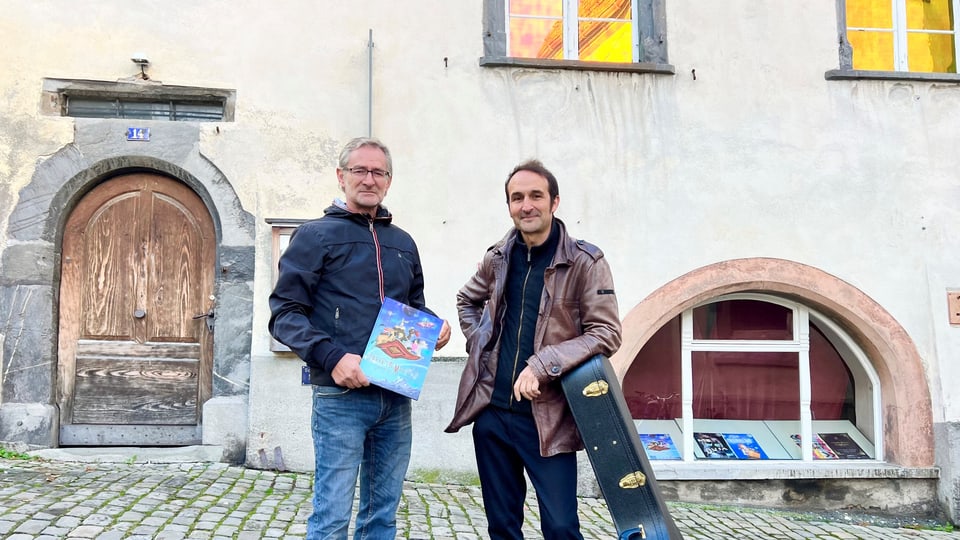 Pius Bergamin (Illustratur) e Luca Maurizio (cabarettist) Pius Bergamin mit Luca Maurizio vor der Kliibühni in Chur.