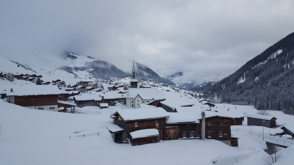 Vista sin il vitg da Rueras, enviern