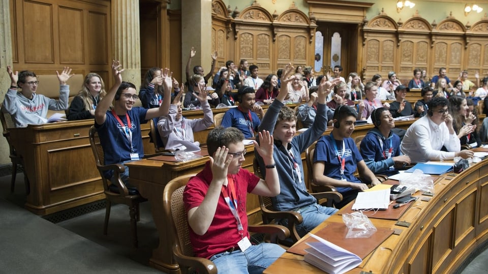 Giuvenils en il parlament.
