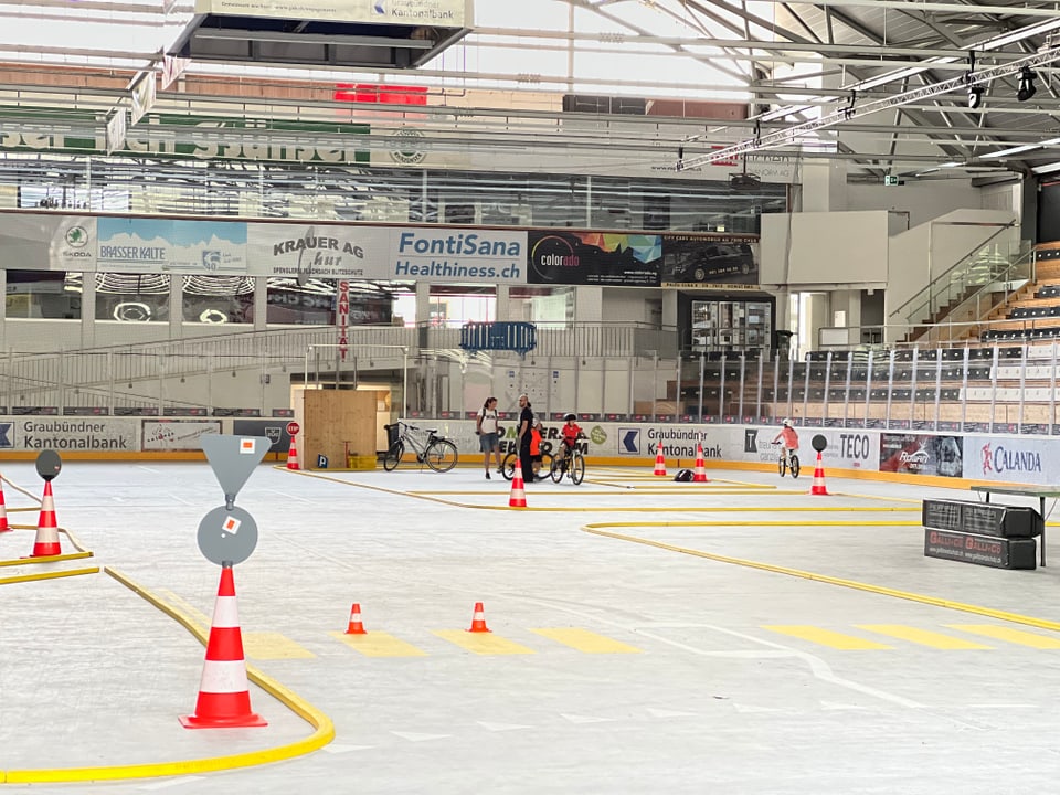 Fussgängerstreifen in der mitte vom Hallenstadion Chur