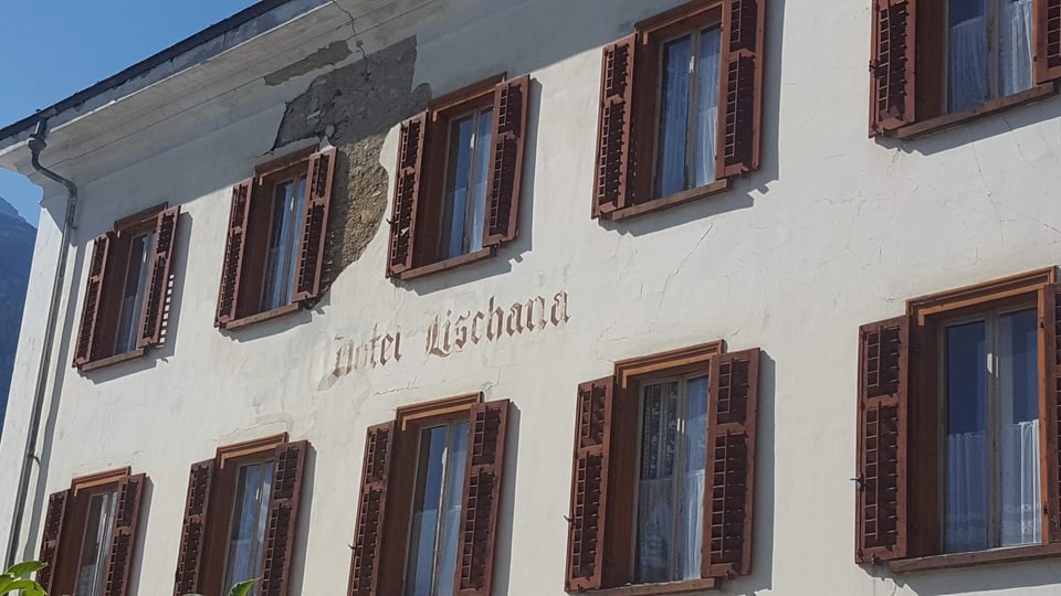 L'hotel Lischana, fabritgà en stil floreal (Jugendstil).
