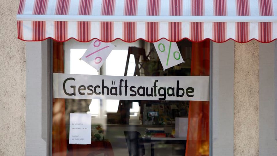 vitrina cun l'inscripziun tudestga Geschäftsaufgabe