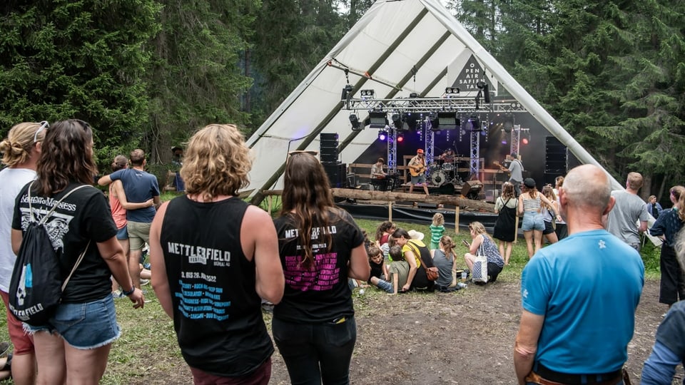 Bühne uns Publikum am Open Air Stussavgia