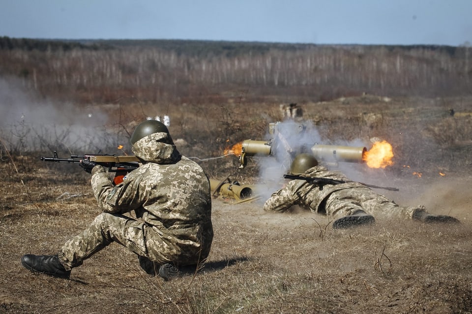 Militarists sajettan cun armas.