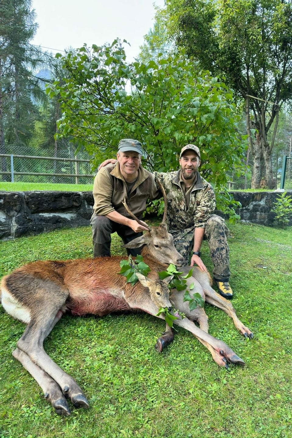 Zwei Jäger mit Hirsch und Reh.