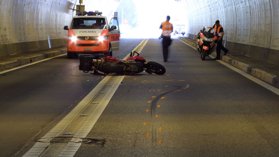 Accident da töf en il tunnel da Plazzas.