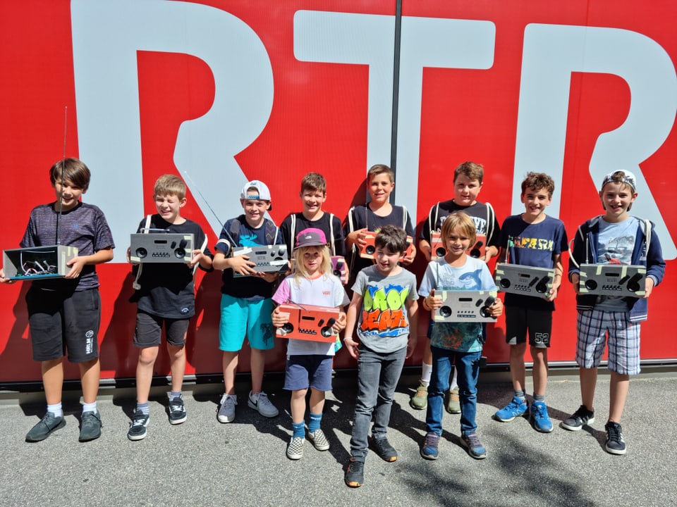 Die Kinder vom Ferienpass Tamins-Felsberg besuchen RTR und bauen ihr eigenes Radio DAB+. 