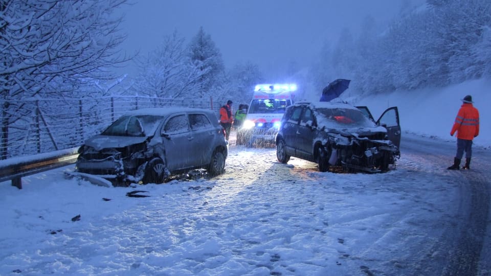 Il lieu d'accident cun ils 2 autos che han in donn tota.