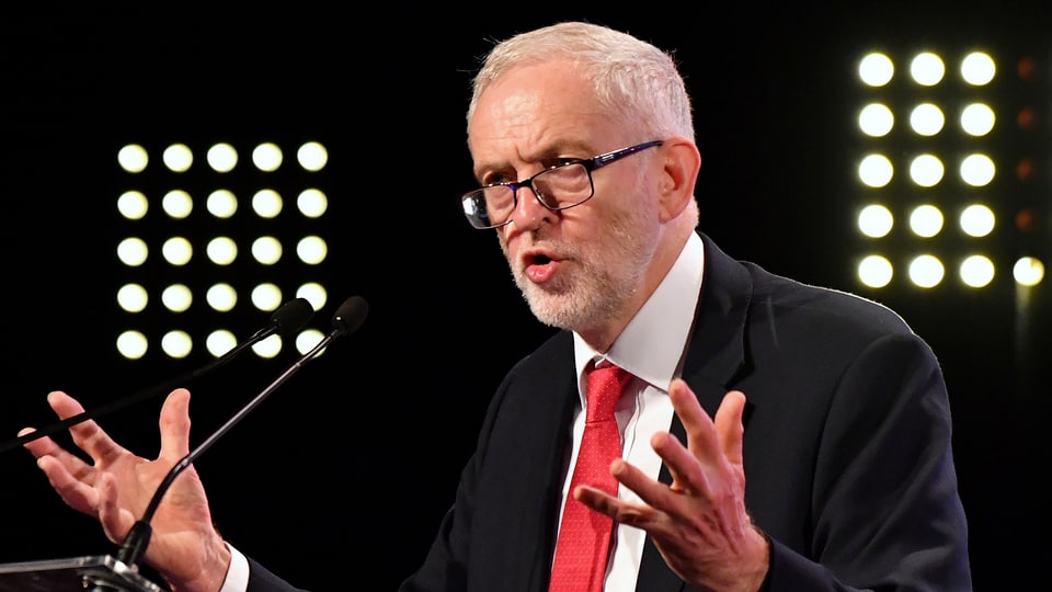 Jeremy Corbyn durant in pled.