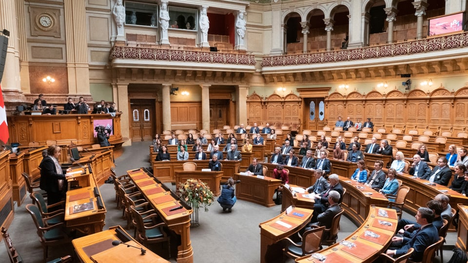 Ils novs parlamentaris en la sala dal Cussegl naziunal.