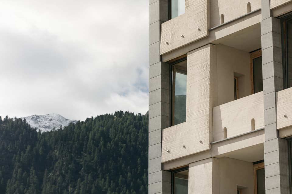 Fenster des neuen Hotels Maistra 160 in Pontresina