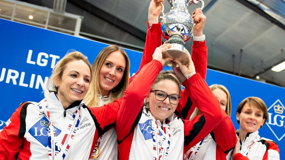 l'equipa da curling da las dunnas tegn ad aut il pocal