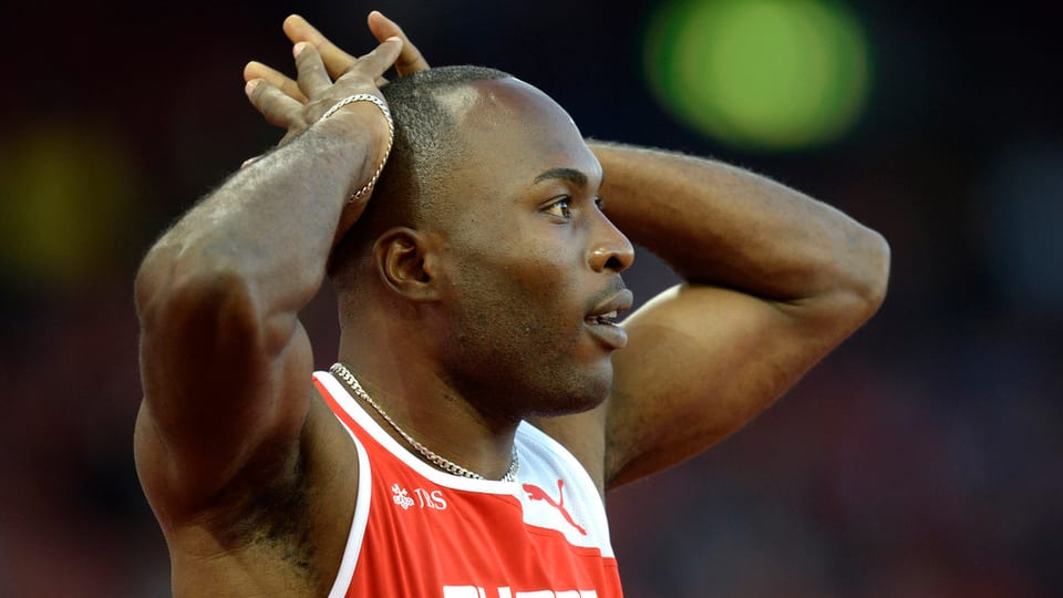 Il sprinter Alex Wilson tegna ils mauns davos ses chau.