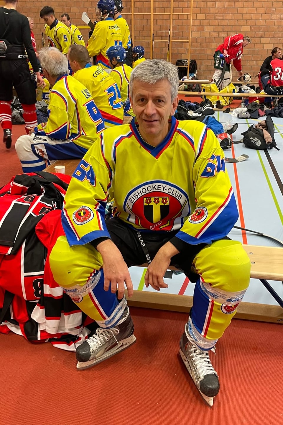 Rudolf Robby spielt Eishockey bei den Senioren des EHC Rubigen. Wasserinspektor, Kanton Bern.