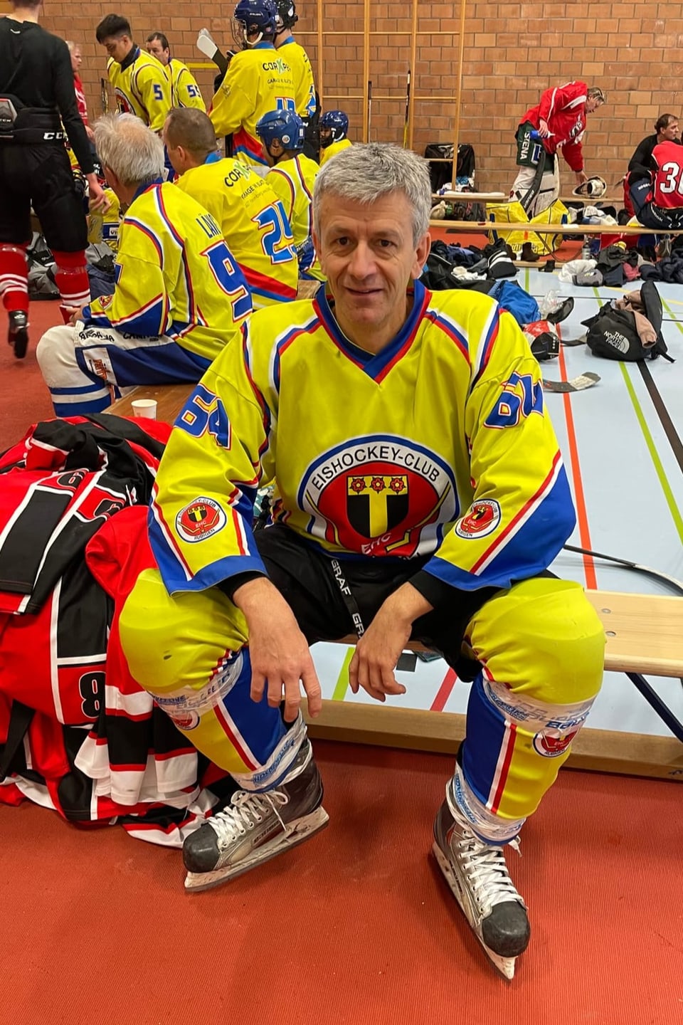 Ses grond hobby – Rudolf Robby spielt Eishockey bei den Senioren des EHC Rubigen. Wasserinspektor, Kanton Bern.