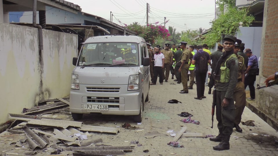 Polizia avant ina chasa destruidi da Sri Lanka.