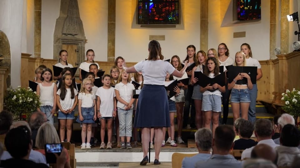 Nina Mayer e ses chor d'uffants d'Engiadina Bassa.