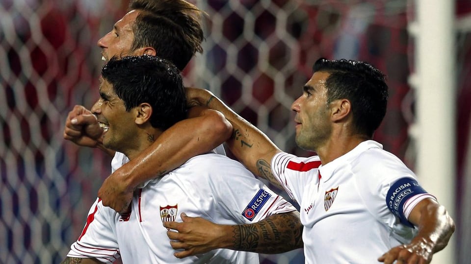 Ils giugaders da Sevilla sa legran da la victoria. 