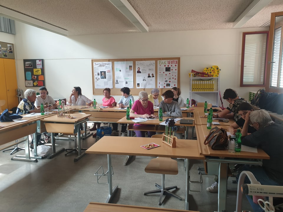 Klassenraum: Jugendliche und Senioren am Handy