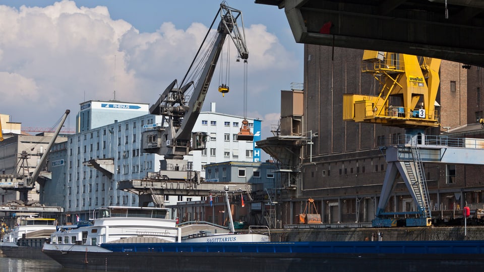 ina grana stgargia la rauba d'in bastiment al port da Basiela.