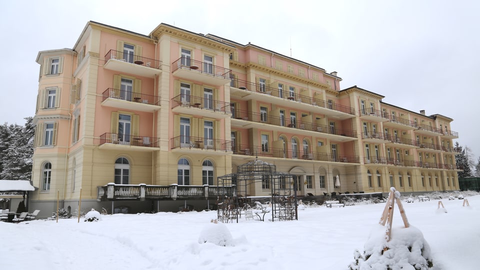 Il hotel Waldhaus a Flem è in hotel a la moda veglia cun grondas fanestras, la fatschada è mellen rosa.