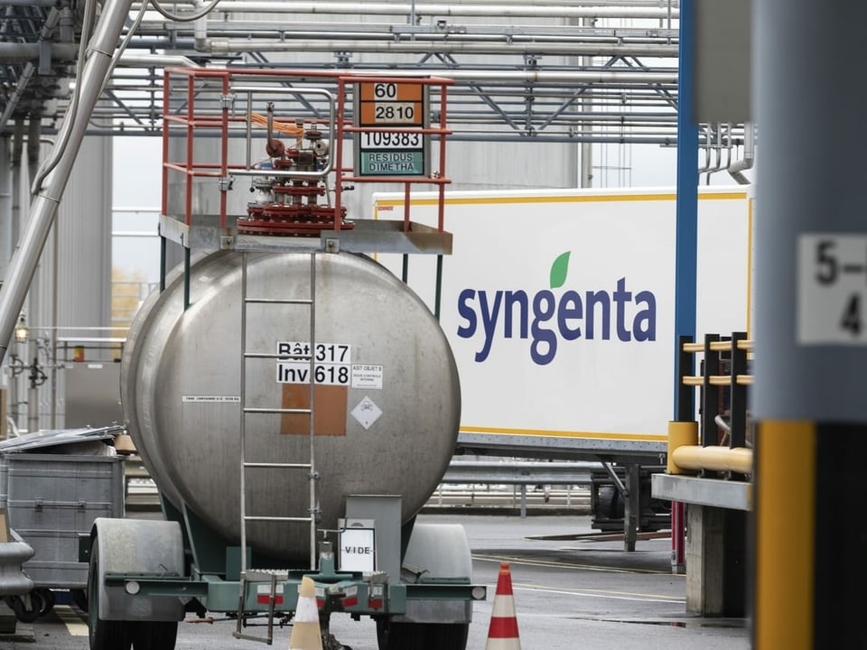 Installaziuns per la producziun da pesticids da la fabrica da Syngenta a Monthey en il Vallais.