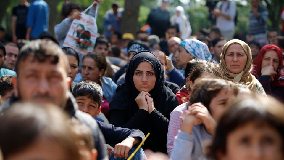 Fugitivs per gronda part oriunds da la Siria spetgan en la Tirchia da cuntinuar lur viadi vers l’Europa.