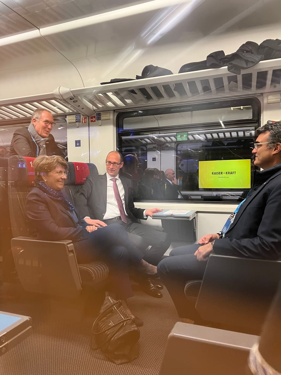 Martin Candinas en il tren cun cussegliera federals Viola Amherd ed il president da la regenza grischuna Marcus Caduff