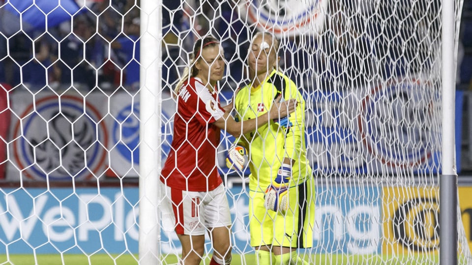 duas ballapedistas stattan en il gol.