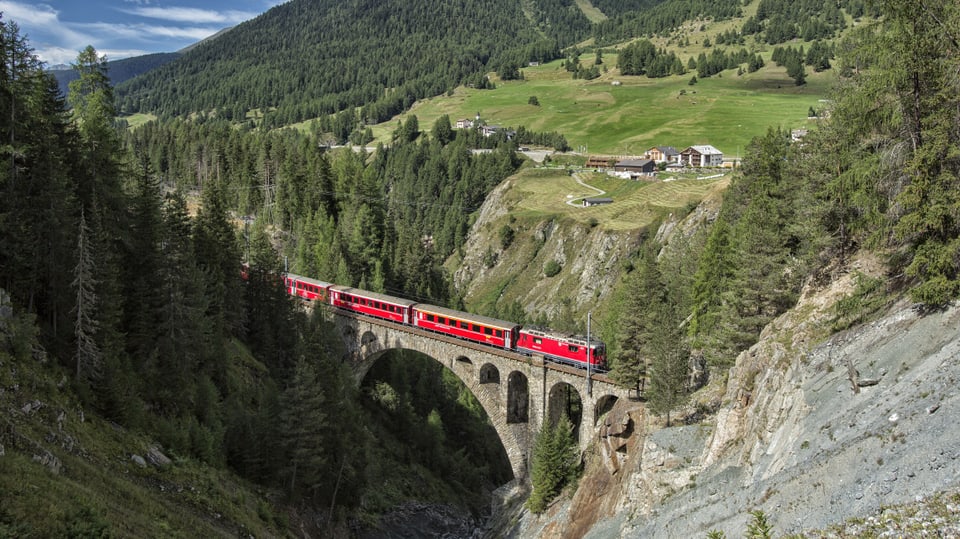 Tren sin il viaduct da la Val Mela.