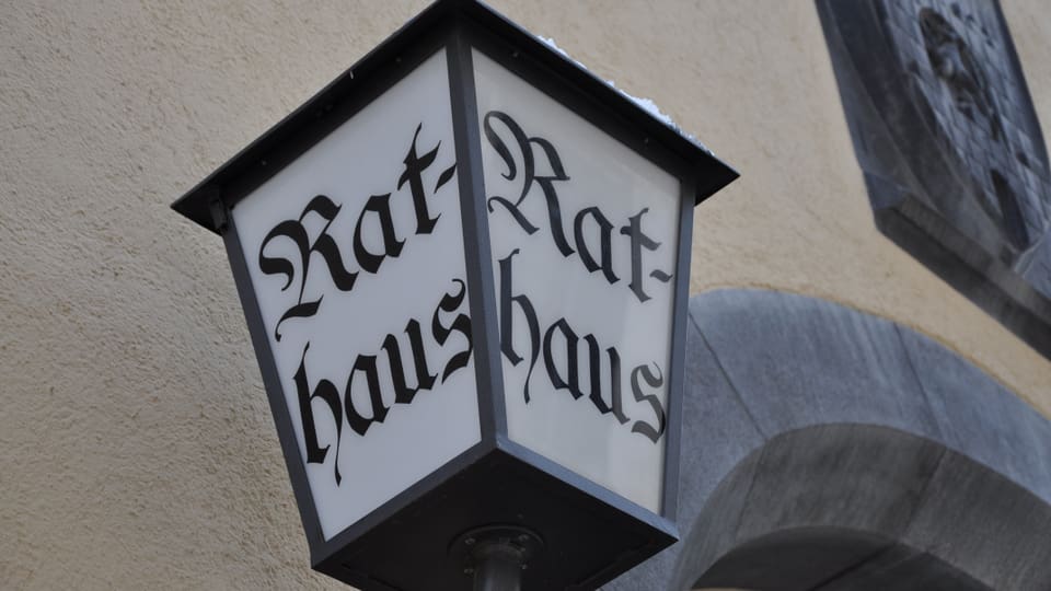 Ina laterna avant la chasa da la citad a Cuira cun l'inscripziun Rathaus