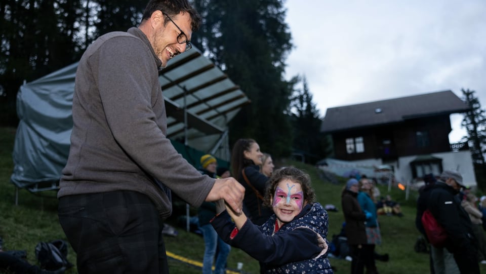 Gross und Klein geniessen die entspannte Stimmung.