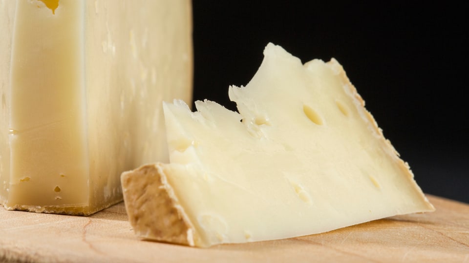 En Val Tasna han ins chattà restonzas da chaschiel, forsa vegniva gia avant 3000 onns fatg chaschiel sco quel che nus enconuschin oz. 