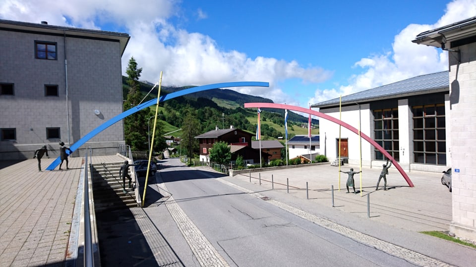 Installaziun "artg da glisch" sur il stradun sper la scola a Meierhof Sursaissa.