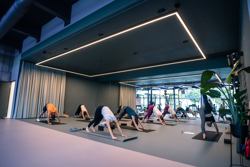 Exercicis da yoga en il Origym a Scuol. 