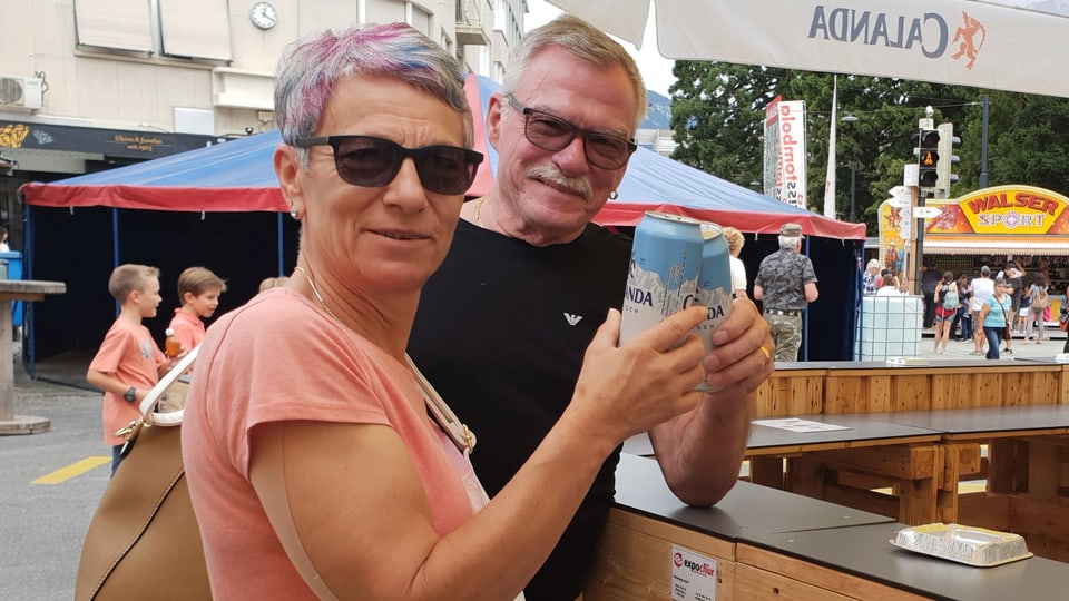 Anita e Hans Columberg giaudan ina birra frestga a la festa da Cuira. 