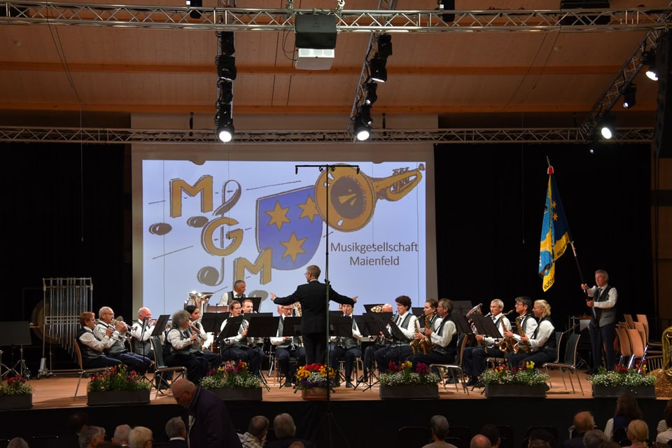 Musikgesellschaft Maienfeld spielt auf der Bühne