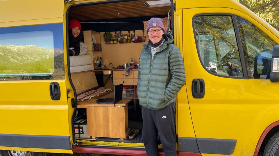 Ein Mann vor seinem Campingwagen.