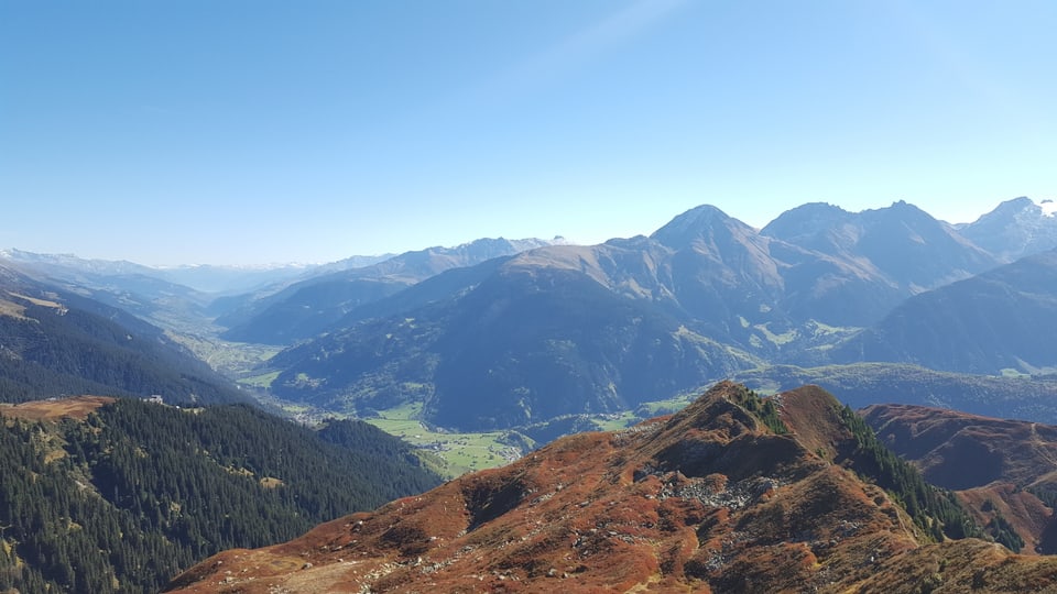 La vista dal Cuolm da Vi sur la Surselva e quasi l'entir Grischun dal Nord. 