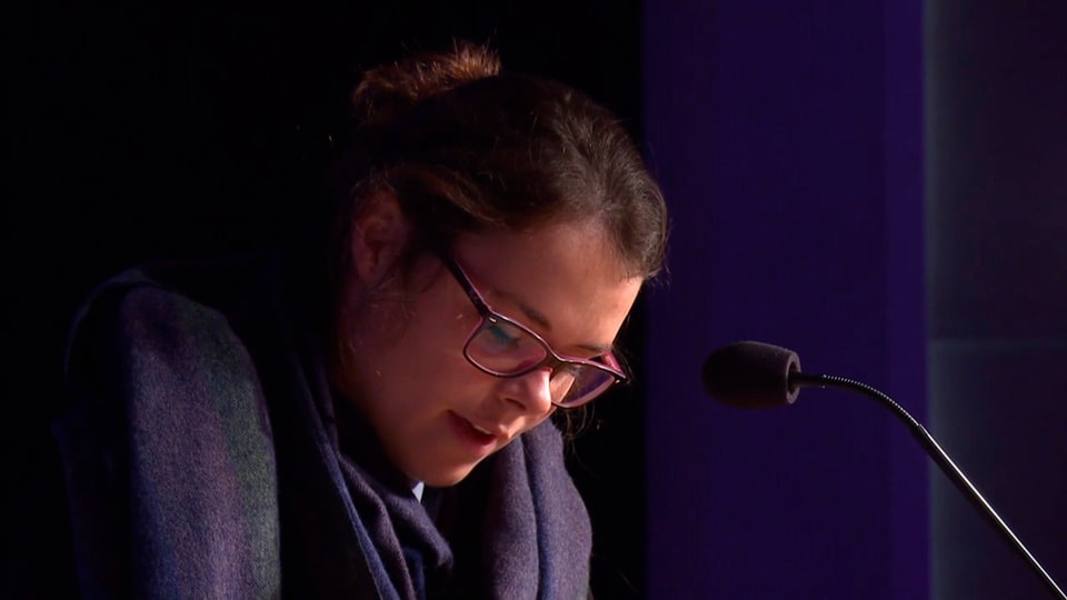 Viola Pfeiffer durant ina prelecziun. 