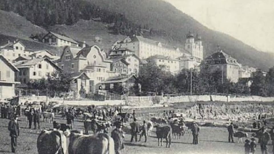 Ina fiera da biestga a Mustér sin l'areal da la staziun enturn il 1910.  