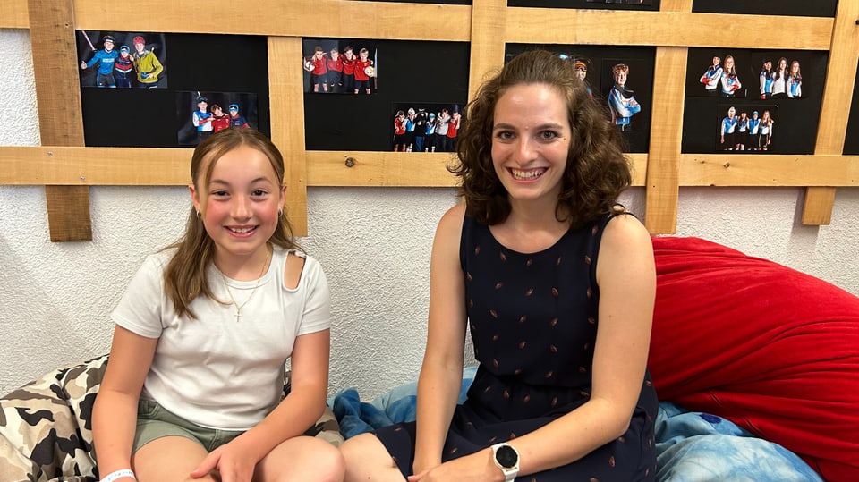 Talentschule Ilanz: Foto von Schülerin Lina Speck, die bei der Sendung assistiert hat. Rechts von ihr Rita Bearth.